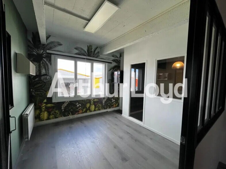 Office in Cormelles-le-Royal for lease - Interior Photo - Image 2 of 3