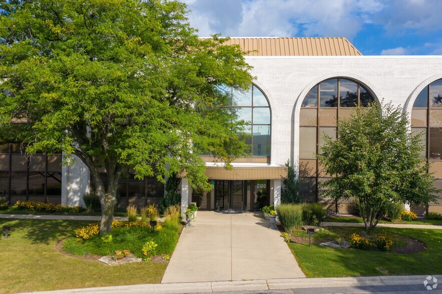 2100 Clearwater Dr, Oak Brook, IL for lease - Building Photo - Image 3 of 10