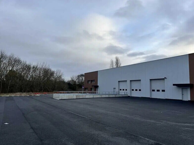 Flex in Carbon-Blanc for lease - Building Photo - Image 2 of 3