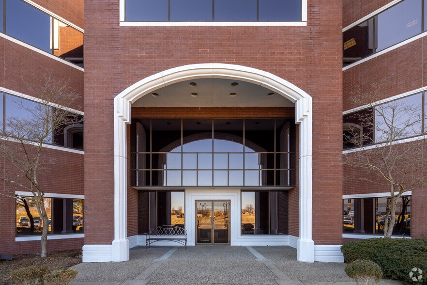 12910 Shelbyville Rd, Louisville, KY for sale - Building Photo - Image 3 of 11