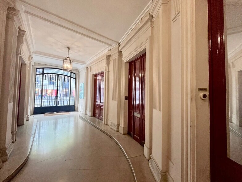 Office in Paris for lease - Lobby - Image 2 of 11