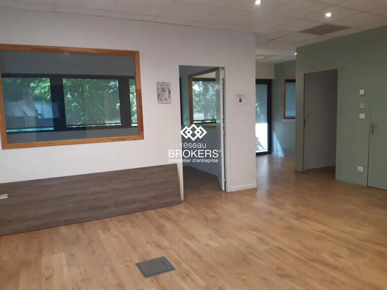 Office in Méry for lease - Interior Photo - Image 3 of 7