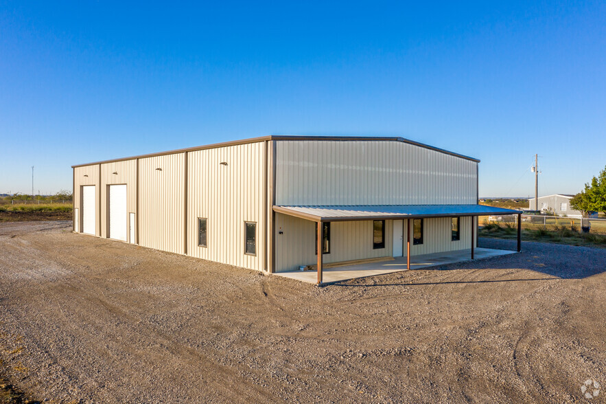 1630 Seaborn Rd, Ponder, TX for lease - Building Photo - Image 1 of 1