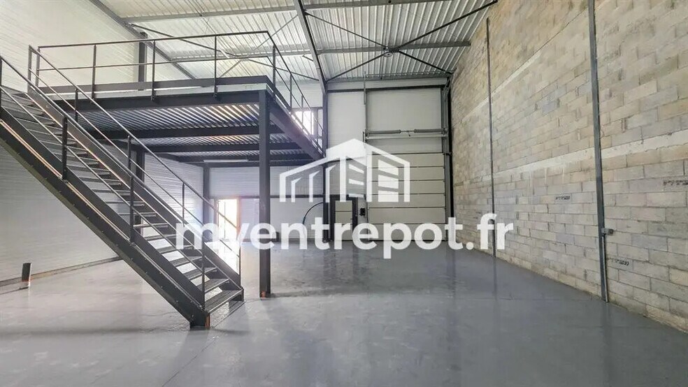 Flex in Signes for lease - Interior Photo - Image 2 of 7