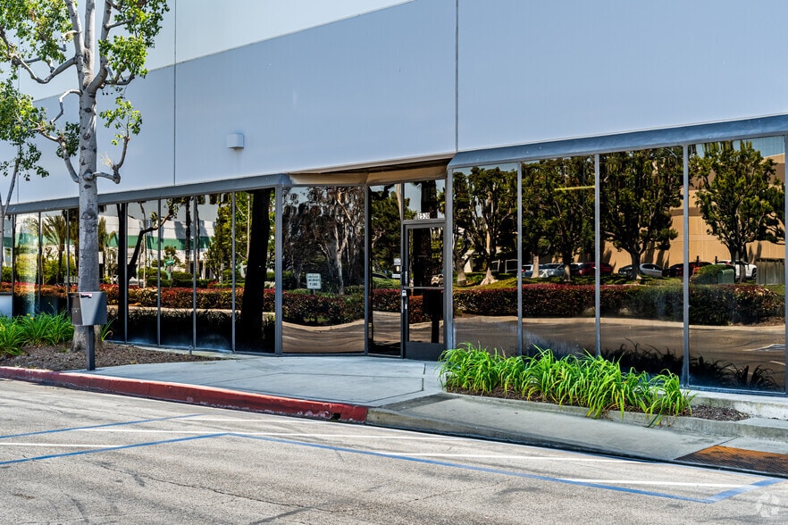 2500-2520 E Francis St, Ontario, CA for lease - Building Photo - Image 2 of 5