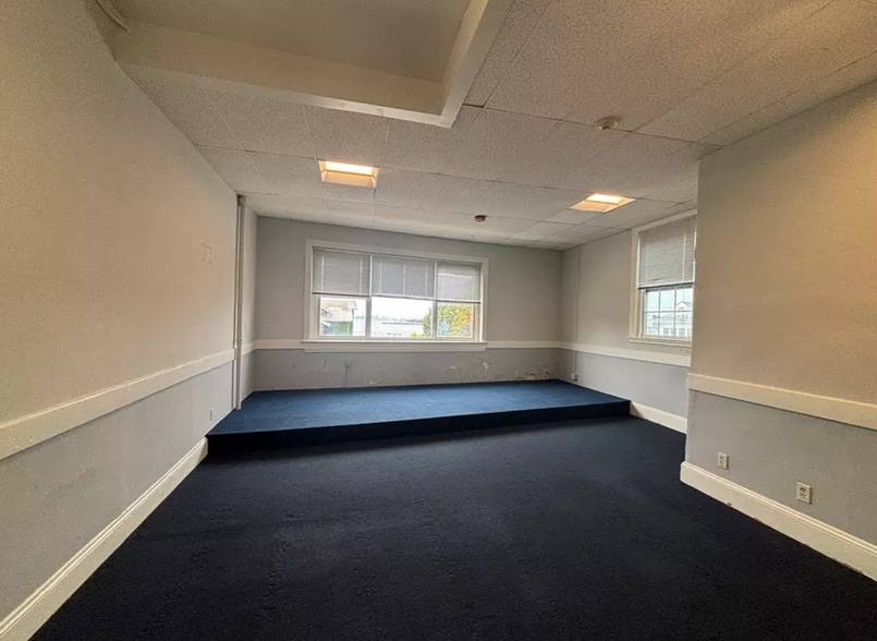 154-162 Humphrey St, Swampscott, MA for lease - Interior Photo - Image 2 of 6