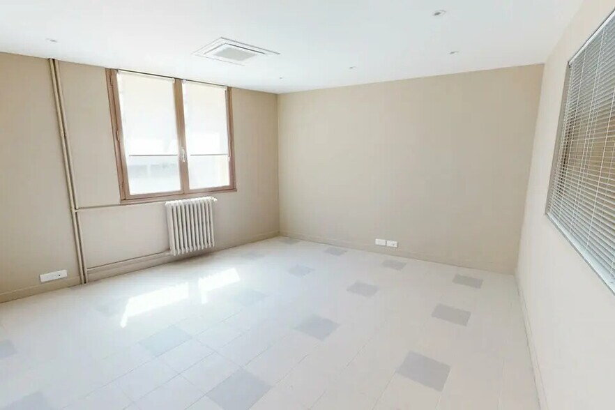 Office in Nice for lease - Interior Photo - Image 2 of 6