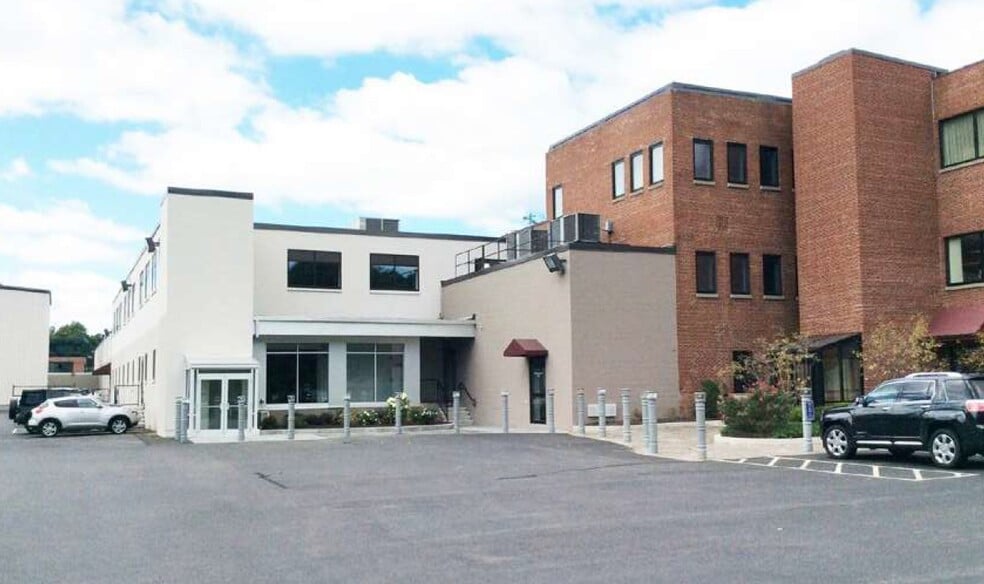 44-46-48 Shelter Rock Road portfolio of 3 properties for sale on LoopNet.com - Building Photo - Image 3 of 4