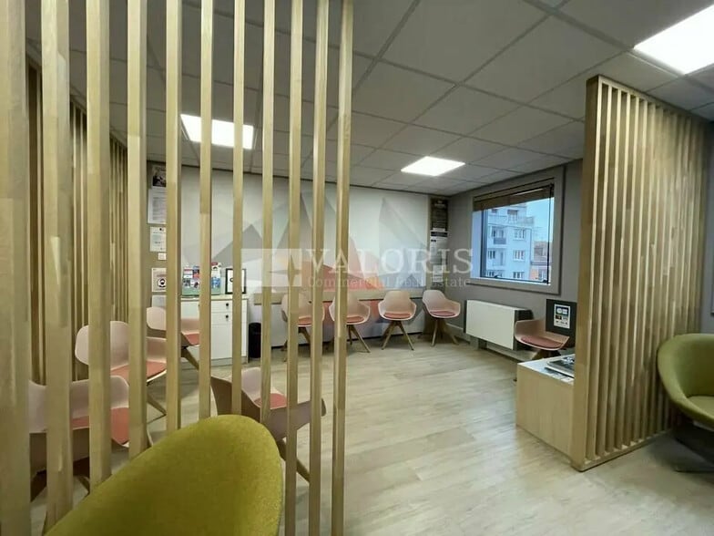 Office in Villeurbanne for lease - Interior Photo - Image 2 of 5