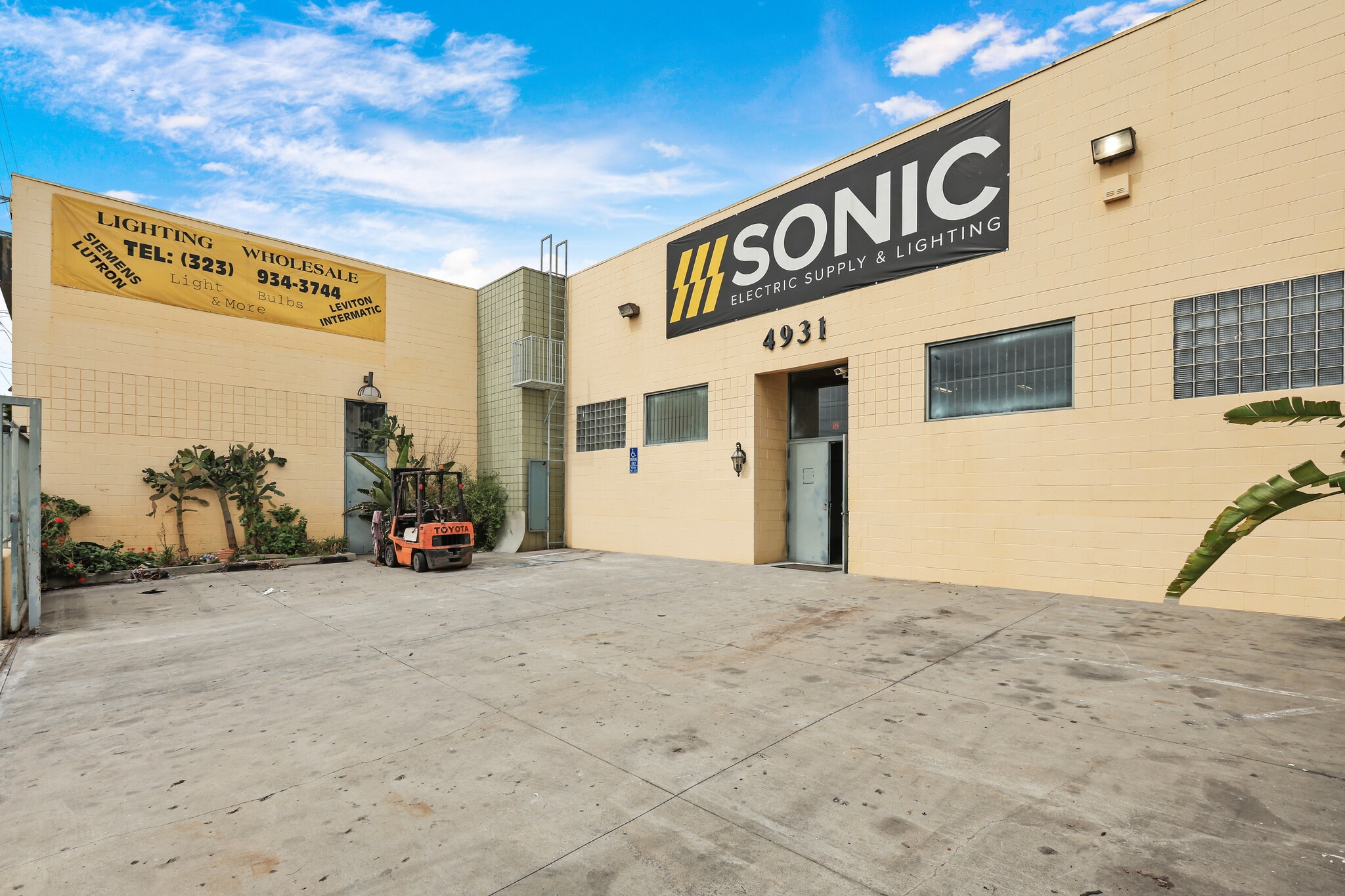 4931 Venice Blvd, Los Angeles, CA for lease Building Photo- Image 1 of 46