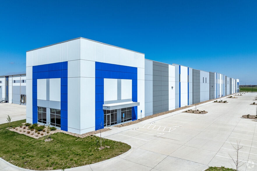 12501 Plum Dr, Urbandale, IA for sale - Building Photo - Image 2 of 6