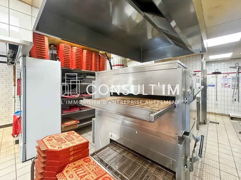 Retail in Sèvres for lease - Building Photo - Image 3 of 7