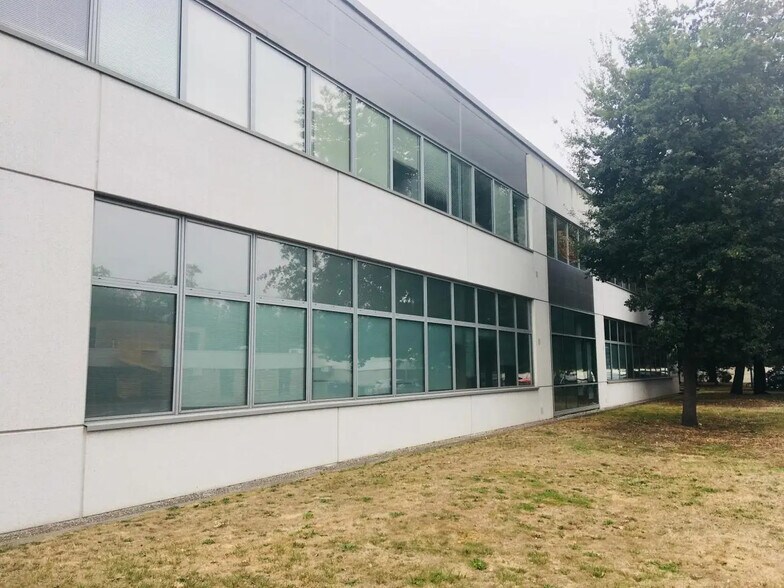 Office in ÉRAGNY for lease - Building Photo - Image 3 of 4