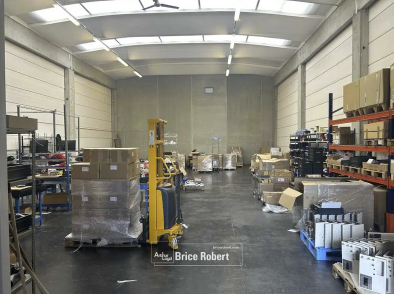 Industrial in Meyzieu for sale - Interior Photo - Image 2 of 3