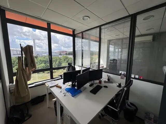 Office in Saint-Étienne for lease - Interior Photo - Image 2 of 5