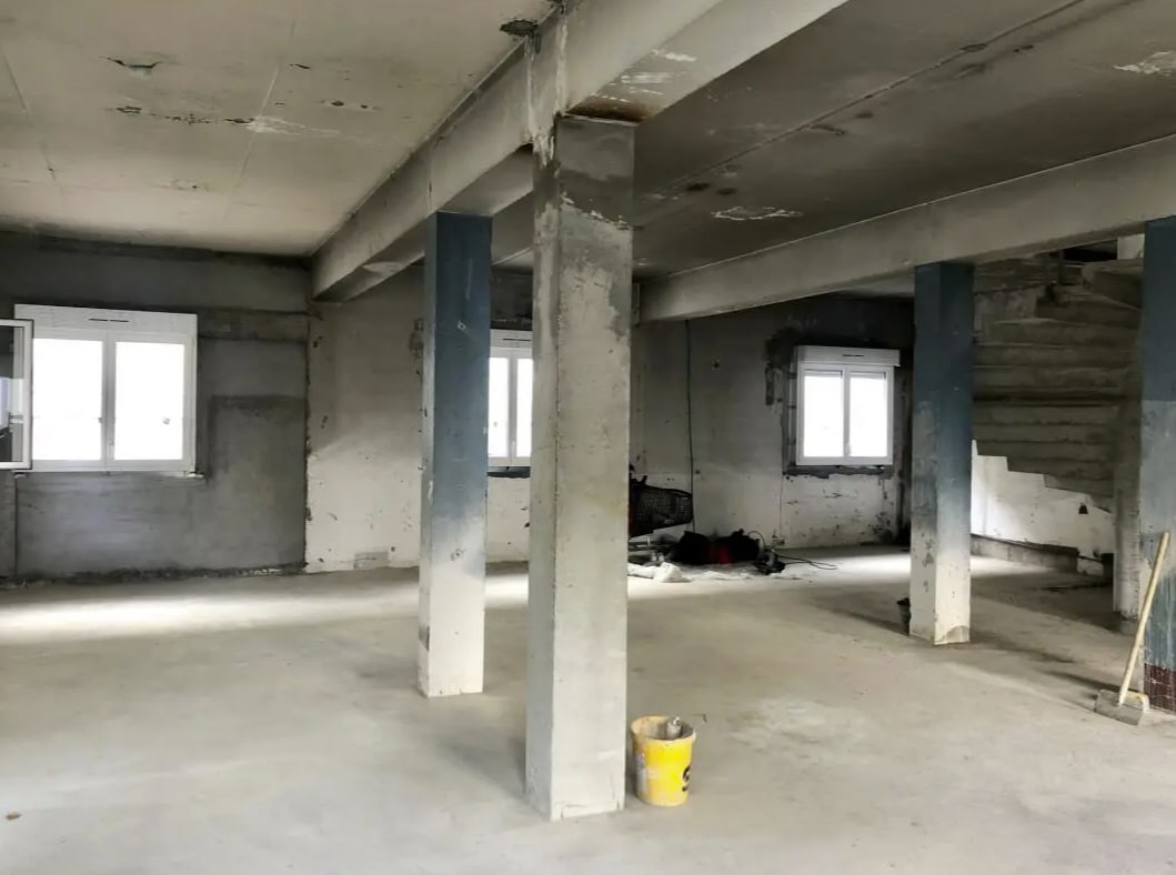 Retail in Ermont for lease Interior Photo- Image 1 of 5