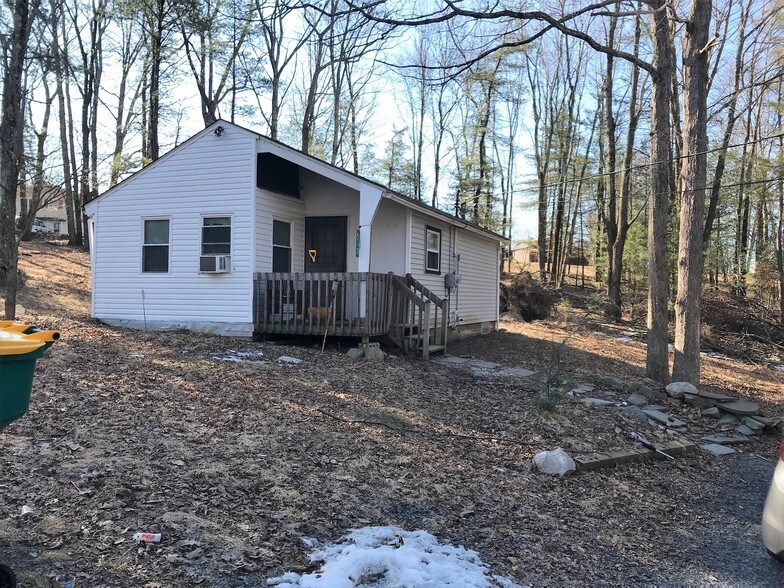 513 Pine Ridge Rd, Stroudsburg, PA 18360
