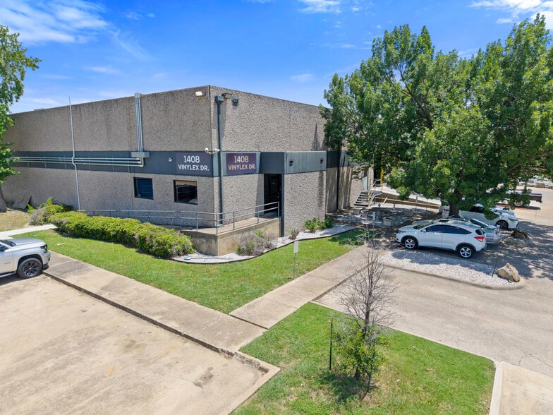 1408 Vinylex Dr, Carrollton, TX for lease - Building Photo - Image 1 of 8