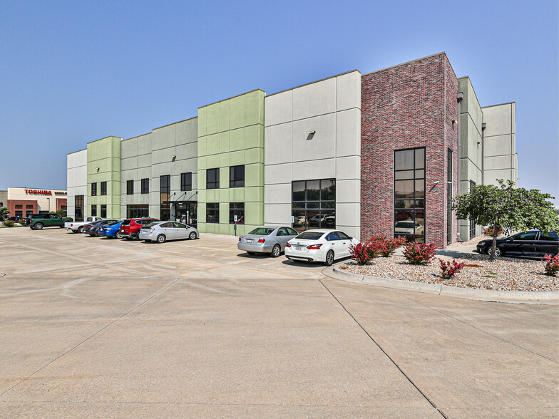 2620 NE McBaine Dr, Lees Summit, MO for lease - Building Photo - Image 1 of 7