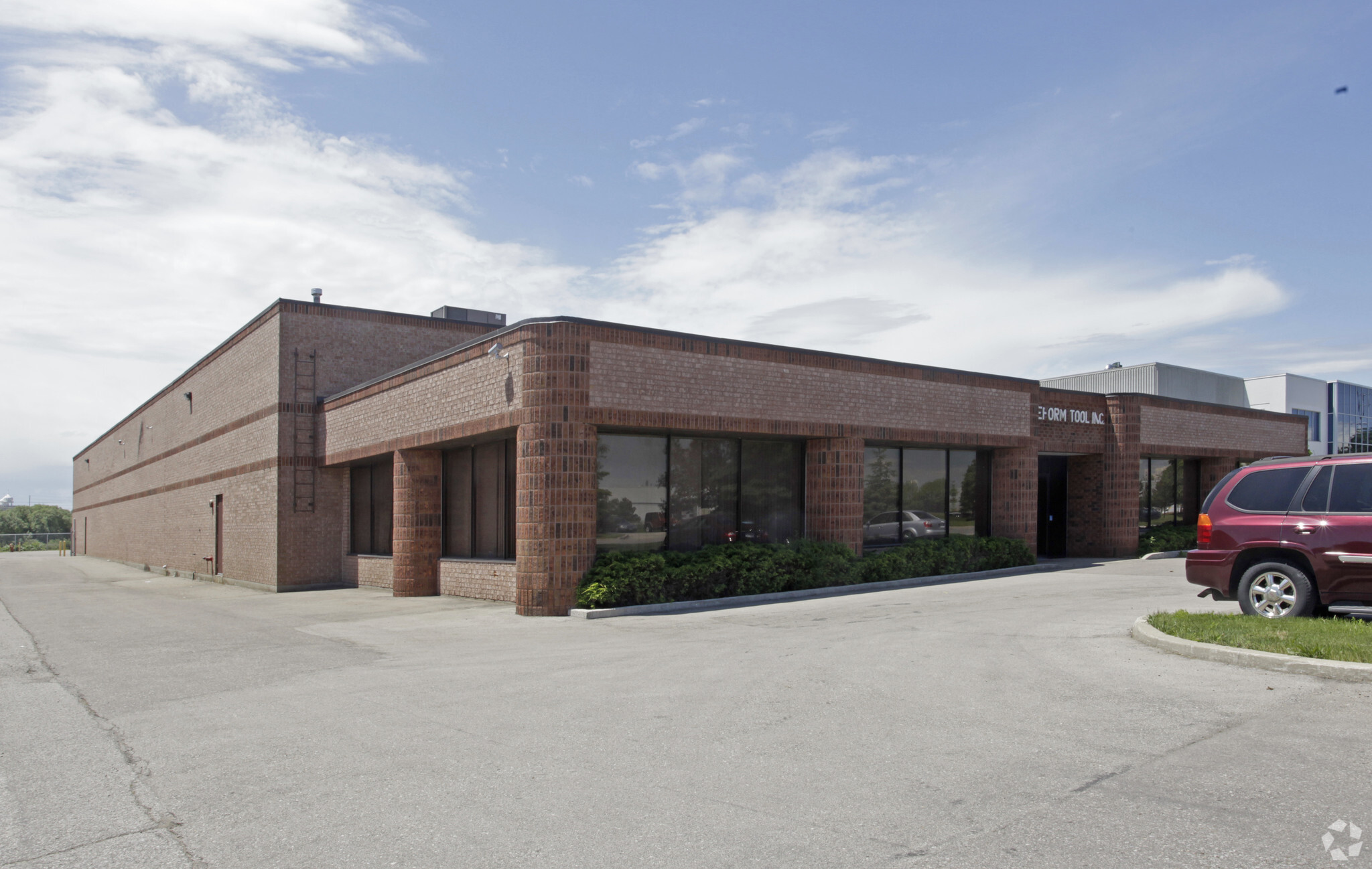 7825 Tranmere Dr, Mississauga, ON for lease Primary Photo- Image 1 of 3