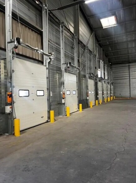 Industrial in Gignac-la-Nerthe for lease - Building Photo - Image 2 of 10