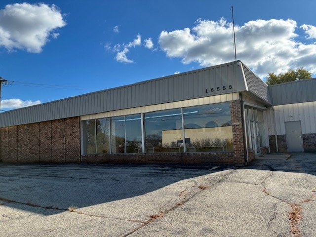 16555 W Cleveland Ave, New Berlin, WI for lease - Building Photo - Image 2 of 9