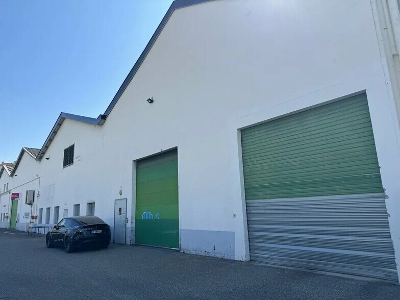 Flex in Lyon for lease - Building Photo - Image 1 of 4
