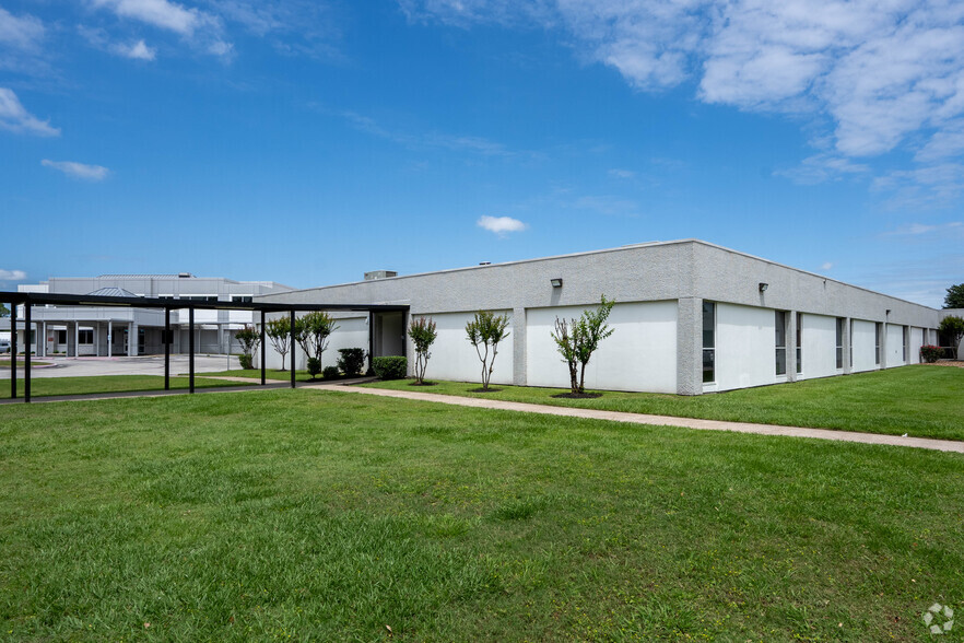 1610 James Bowie Dr, Baytown, TX for lease - Building Photo - Image 3 of 11