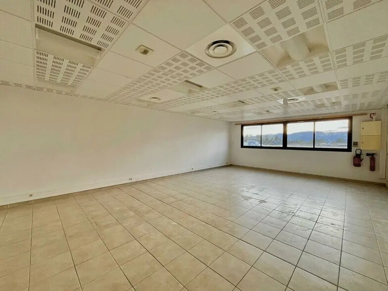 Office in Mouans-Sartoux for lease - Interior Photo - Image 2 of 4