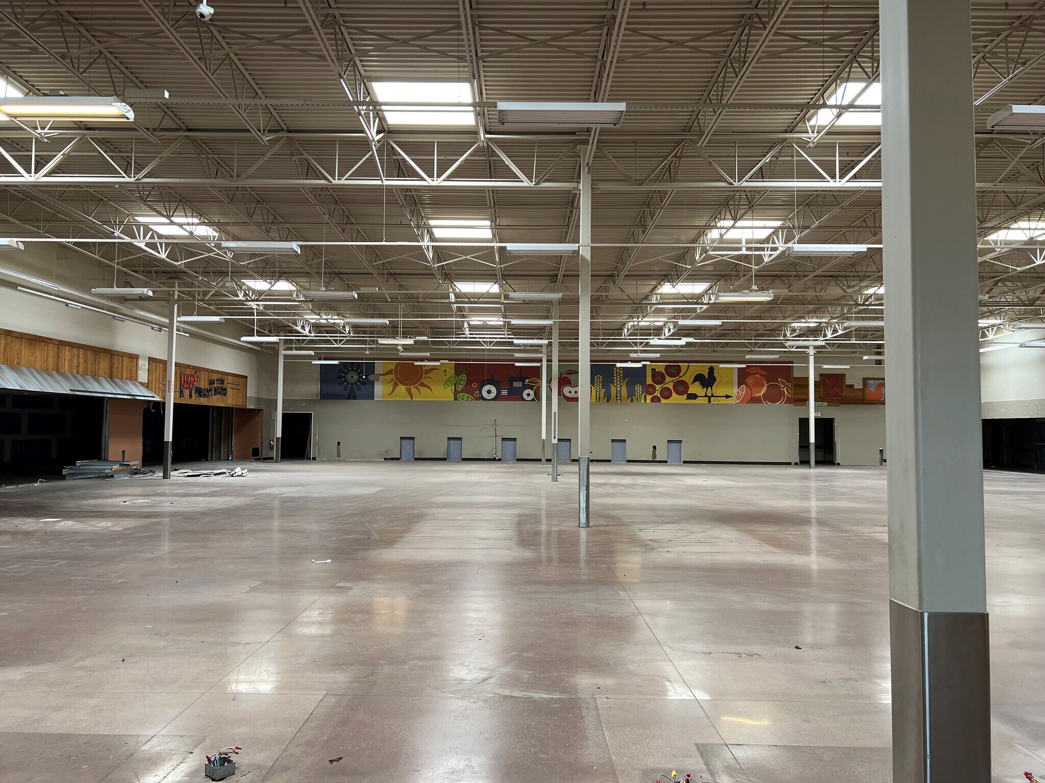 7728 E Central Ave, Wichita, KS 67206 Piccadilly Square