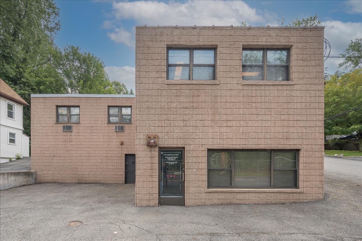 732 Commerce St, Thornwood, NY 10594