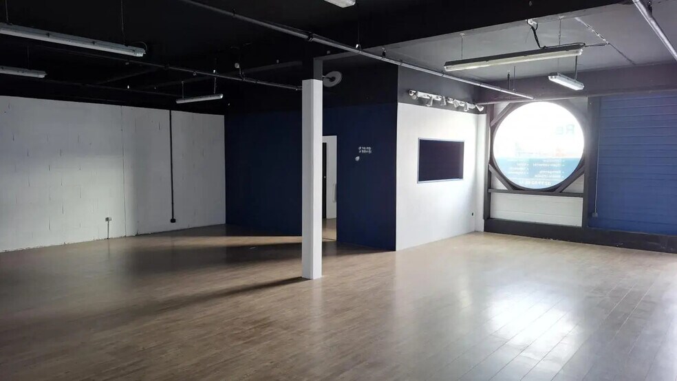 Retail in Combourg for lease - Interior Photo - Image 3 of 3