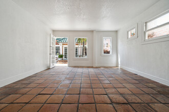 517 Ocean Front Walk, Venice, CA for lease Interior Photo- Image 2 of 4