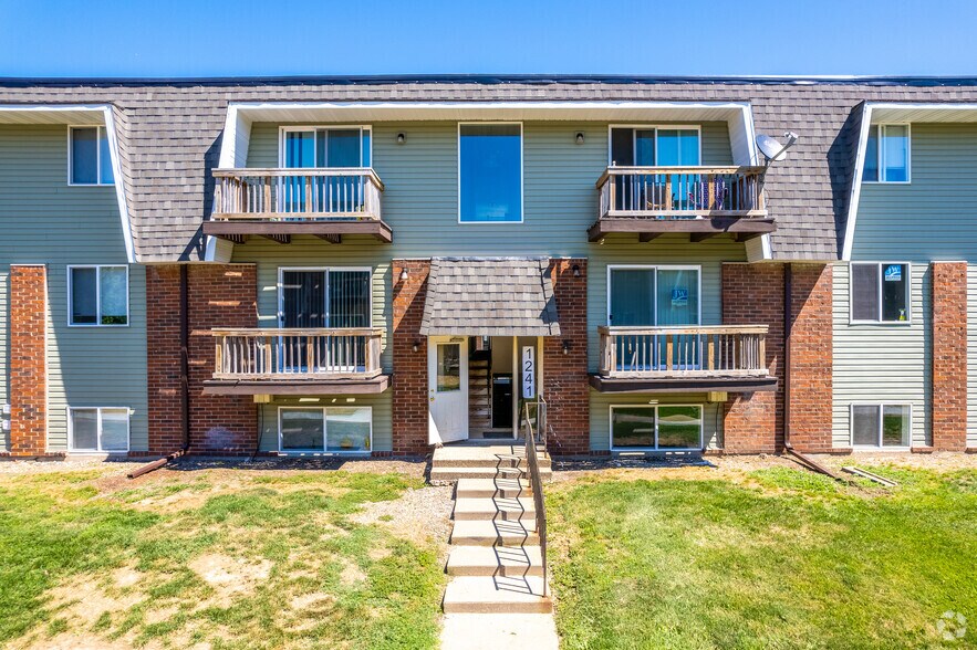 847 Gateway Ave, Clinton, IA for sale - Building Photo - Image 2 of 17