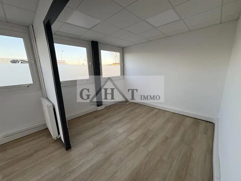 Office in Vaux-le-Pénil for lease - Interior Photo - Image 3 of 12