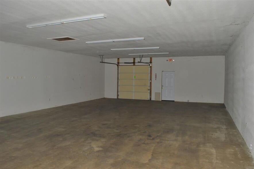 903 S Locust St, Mccomb, MS for sale - Interior Photo - Image 2 of 6