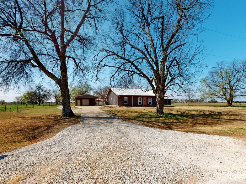 393 Jeffus Street, Deport, TX 75435