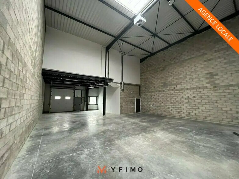 Flex in Aubergenville for lease - Interior Photo - Image 1 of 4