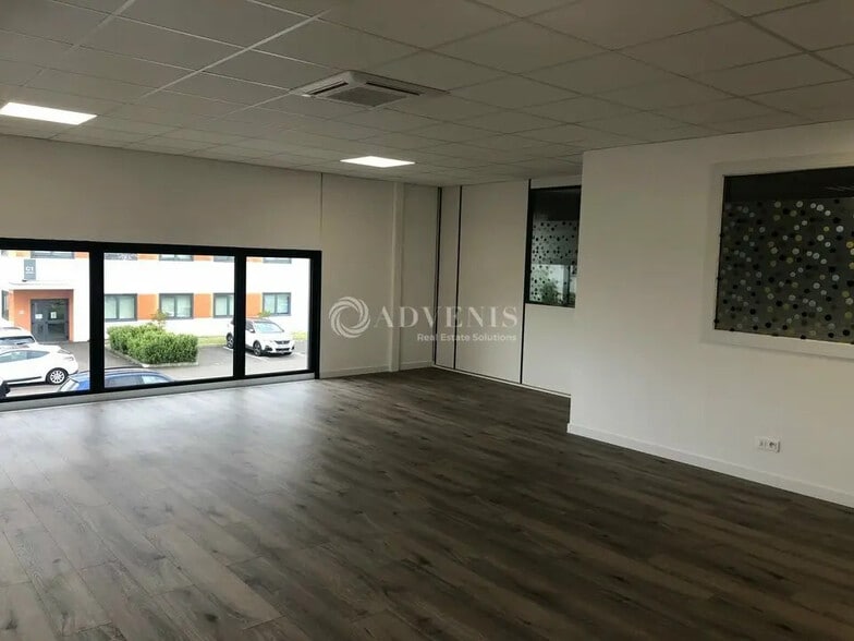 Office in Meyzieu for lease - Building Photo - Image 2 of 12