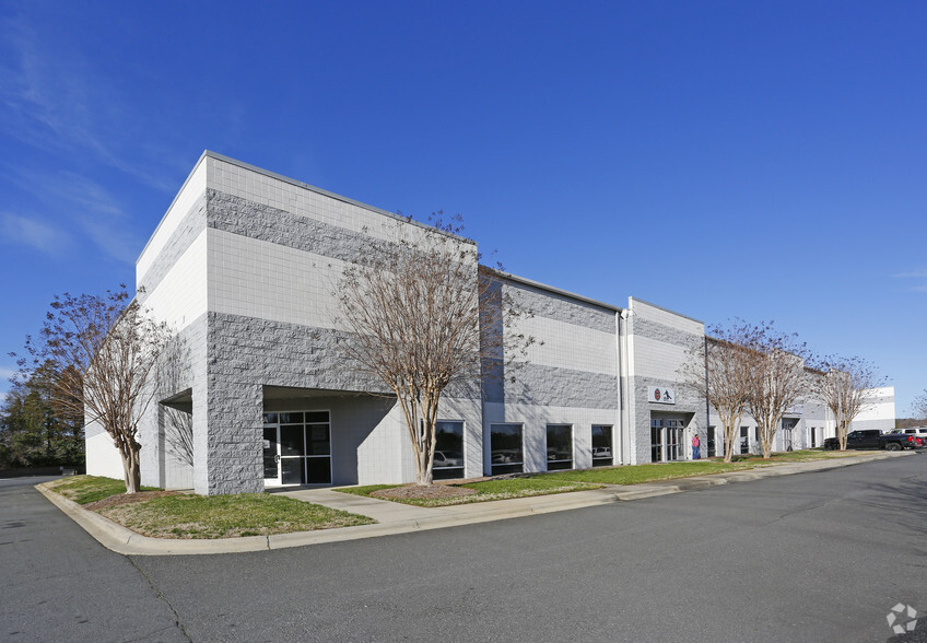 521 Eagleton Downs Dr, Pineville, NC for lease - Building Photo - Image 2 of 5