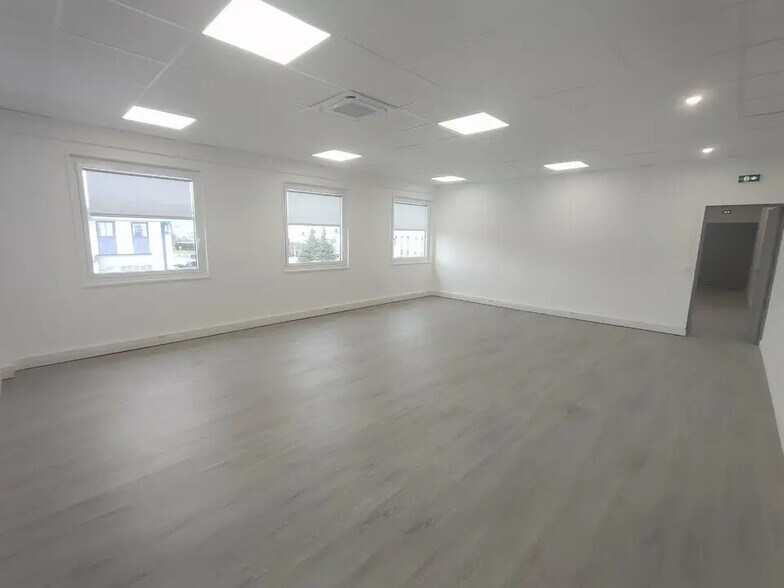 Office in Saint-Quentin-Fallavier for sale - Interior Photo - Image 2 of 9
