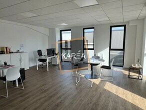 Flex in Bailly-Romainvilliers for lease Building Photo- Image 2 of 4