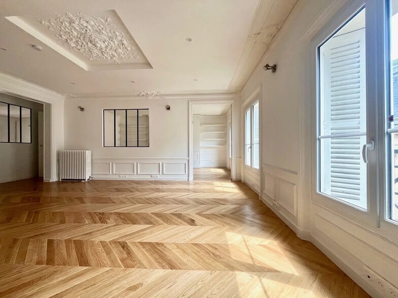 Office in Paris for lease - Interior Photo - Image 1 of 7