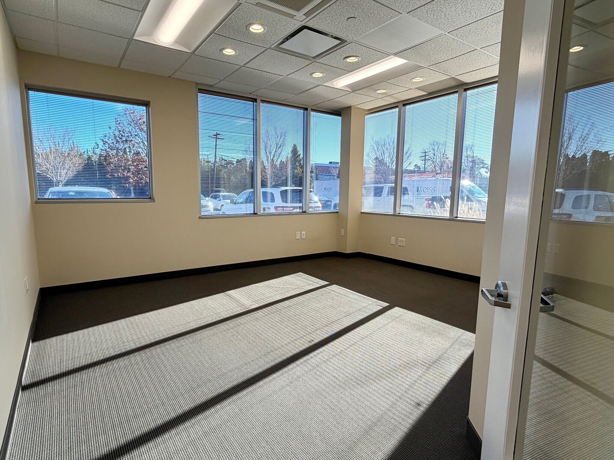 324 S Service Rd, Melville, NY for lease Interior Photo- Image 1 of 4