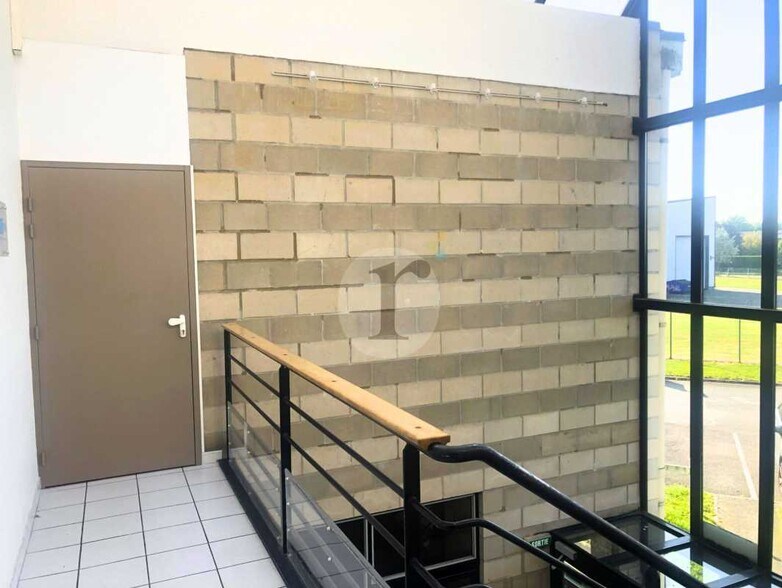 Flex in Ruitz for lease - Interior Photo - Image 2 of 5