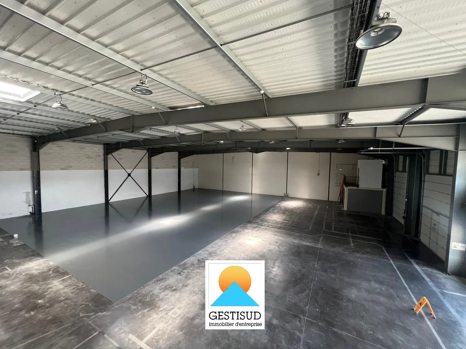 Flex in Aubagne for lease Interior Photo- Image 1 of 6