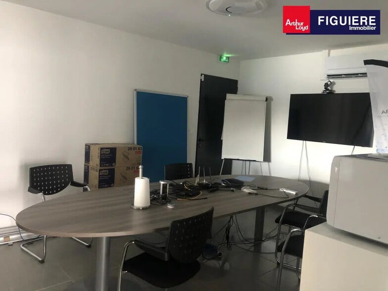 Office in Salon-de-Provence for lease - Building Photo - Image 3 of 12