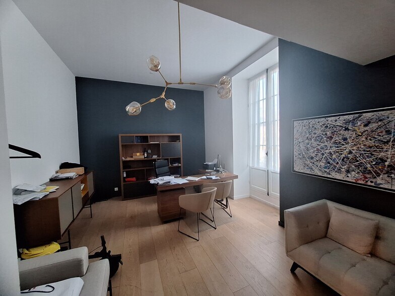 Office in Bordeaux for lease - Building Photo - Image 1 of 8