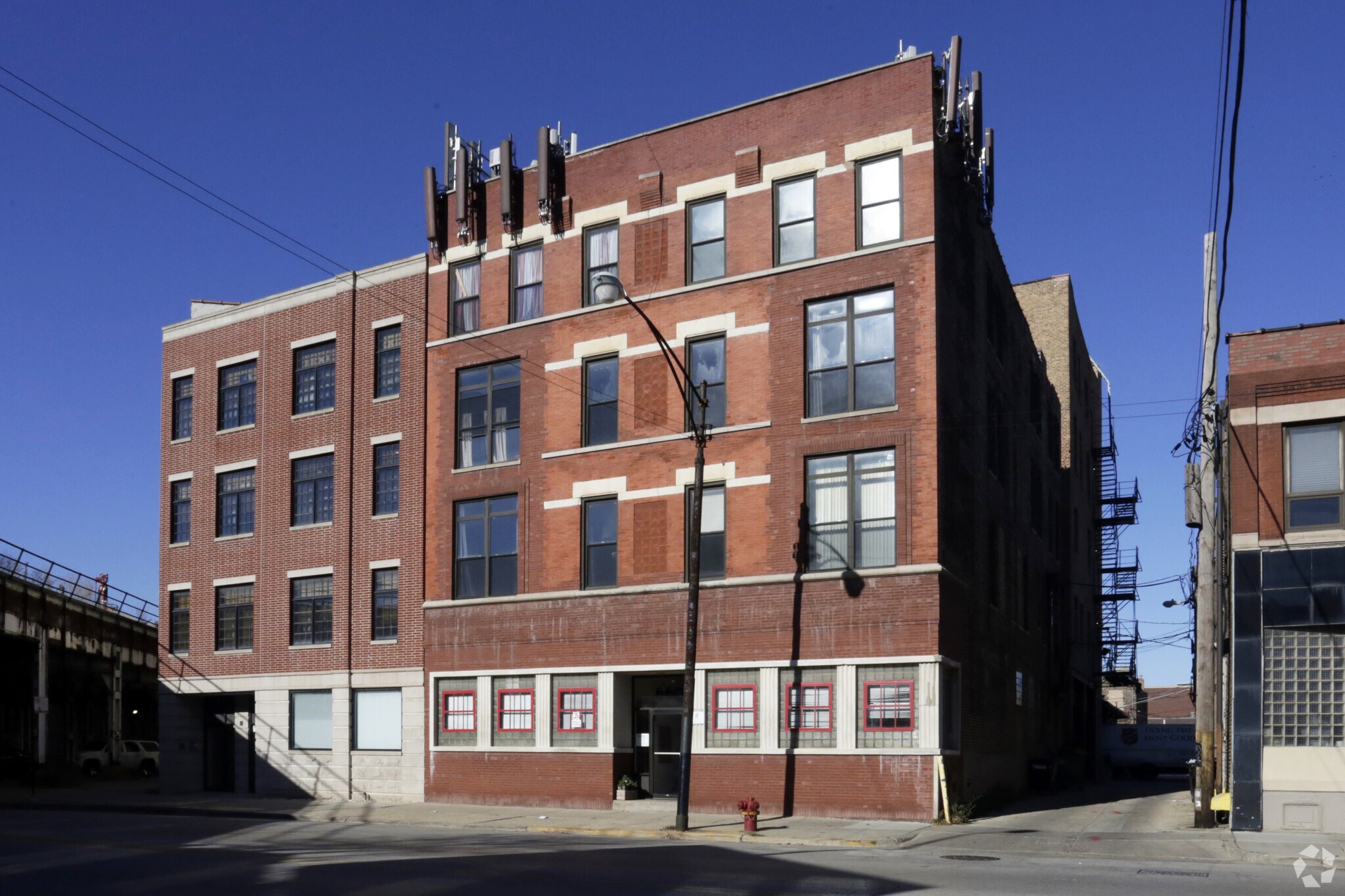 660 W Grand Ave, Chicago, IL for lease Primary Photo- Image 1 of 8