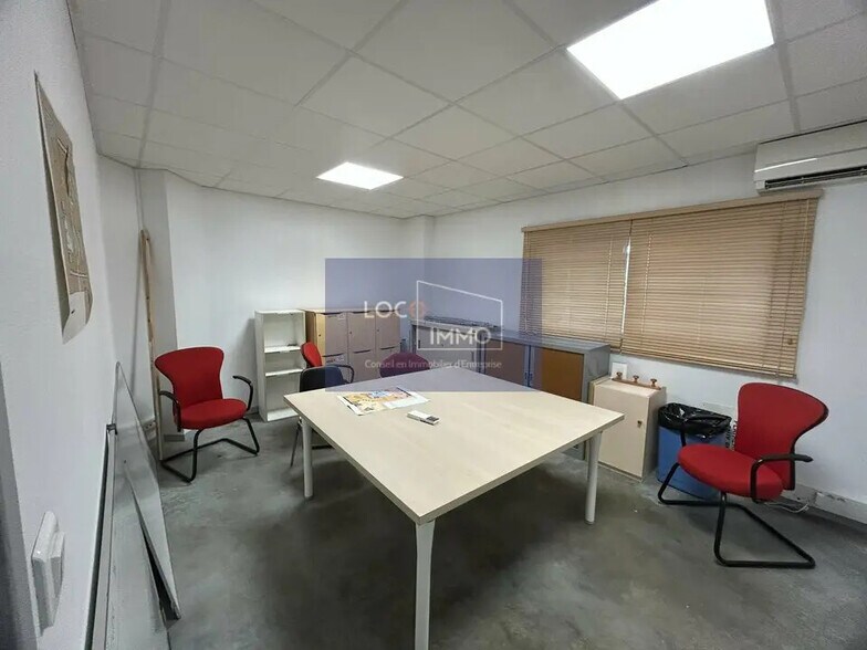 Flex in Pessac for lease - Interior Photo - Image 3 of 11